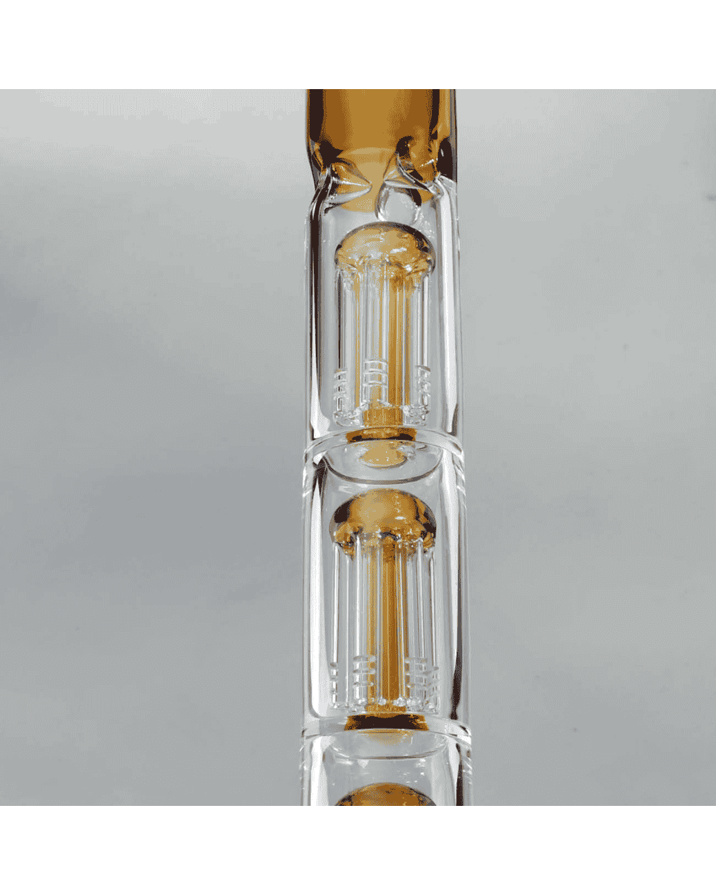 Nahaufnahme des 4-fachen Baumperkolators der Black Leaf THE SKYSCRAPER 2 Bong, für optimale Filtration.