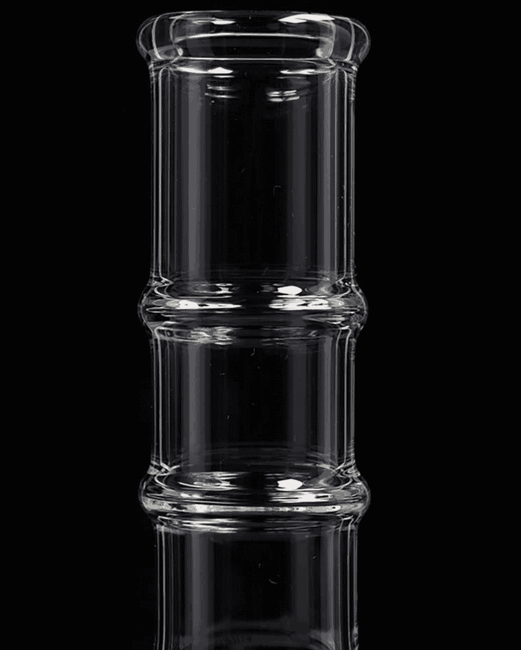 Detailansicht der Rillenstruktur der EHLE. Kugelbong in BLACK+WHITE, gefertigt aus klarem Borosilikatglas.