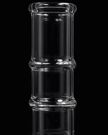 Detailansicht der Rillenstruktur der EHLE. Kugelbong in BLACK+WHITE, gefertigt aus klarem Borosilikatglas.