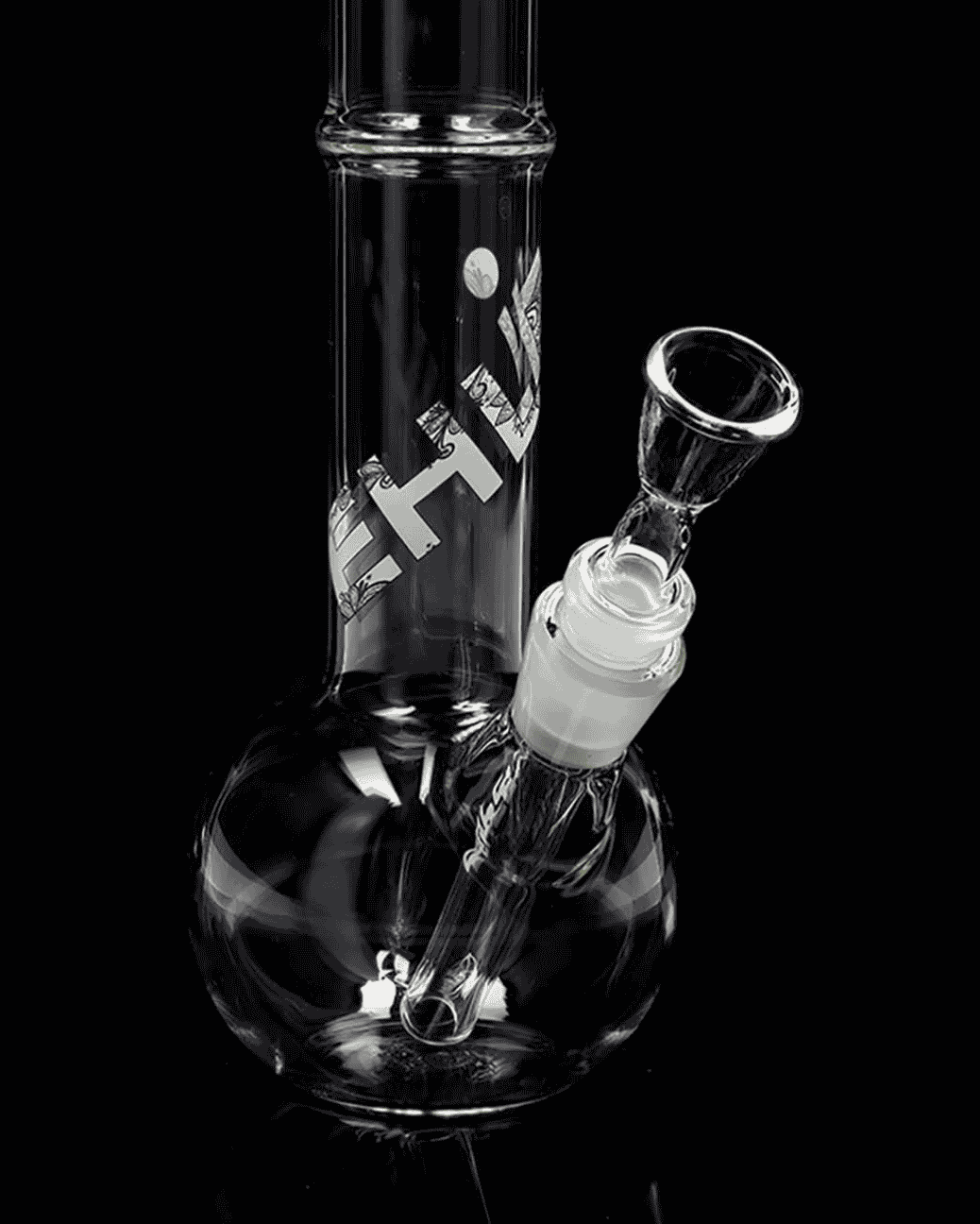 Nahaufnahme des Ehle. Black+White Logos auf der Kugelbong aus Borosilikatglas.