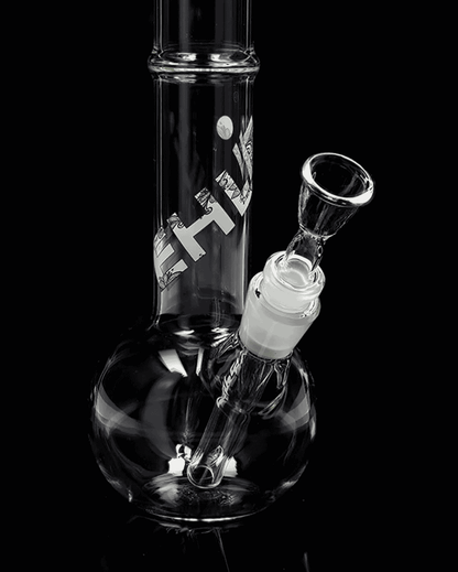 Nahaufnahme des Ehle. Black+White Logos auf der Kugelbong aus Borosilikatglas.