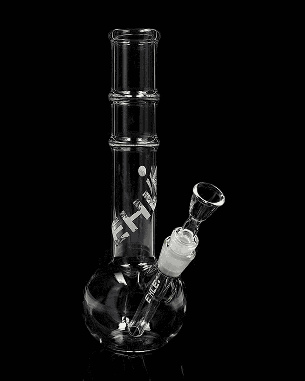 Seitenansicht der EHLE. Kugelbong mit Rillen in BLACK+WHITE, aus klarem Borosilikatglas, Höhe 280mm.