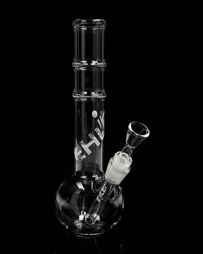 Seitenansicht der EHLE. Kugelbong mit Rillen in BLACK+WHITE, aus klarem Borosilikatglas, Höhe 280mm.