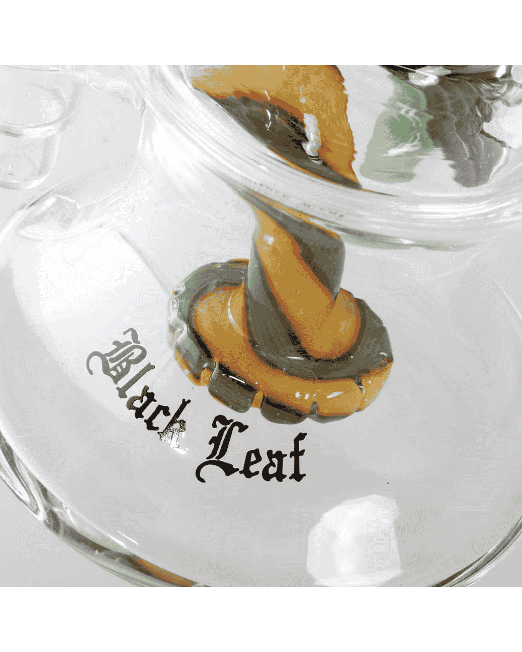 Seitenansicht der Black Leaf Ölbong mit grünem Schildkröten-Motiv, inklusive Duschkopfperkolator und Black Leaf Logo.