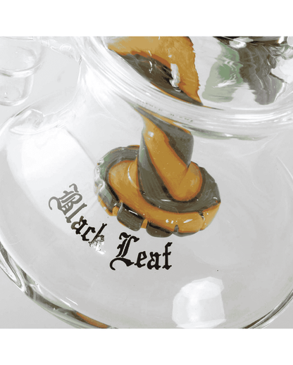 Seitenansicht der Black Leaf Ölbong mit grünem Schildkröten-Motiv, inklusive Duschkopfperkolator und Black Leaf Logo.