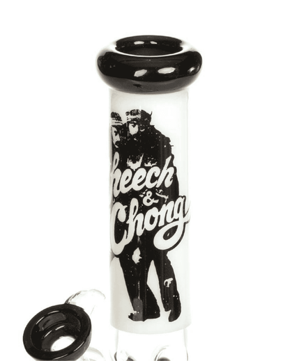 Detailansicht der drei Vertiefungen in der Cheech & Chong Bong, die Eiswürfel für einen kühleren Zug aufnehmen.