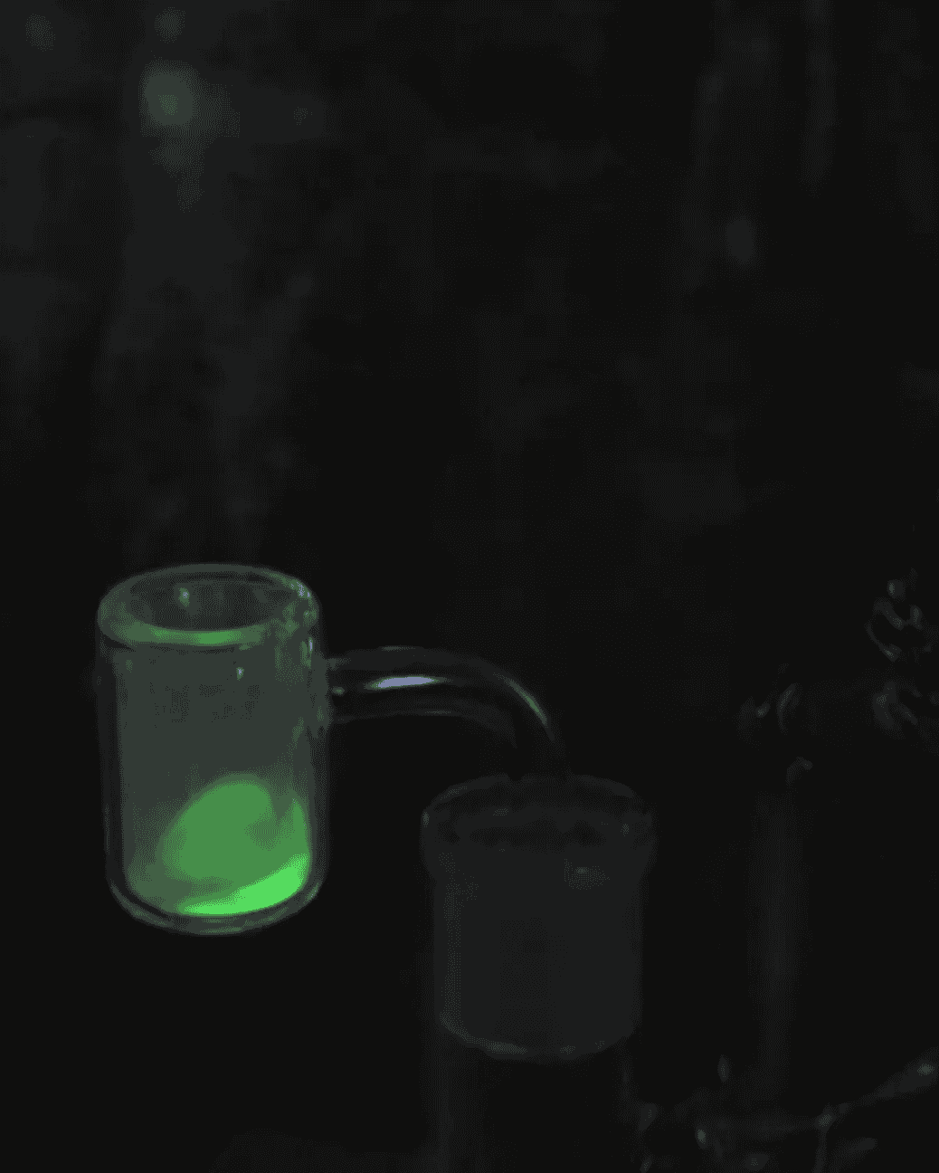 Heisenberg Banger GLOW, 18.8 zeigt Glow-in-the-dark-Effekt in dunkler Umgebung