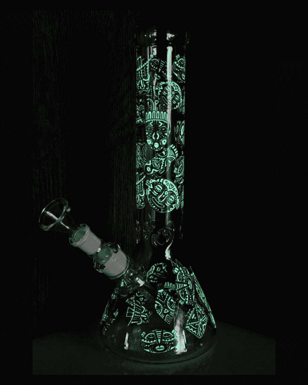 Schöne Beaker Tribe Glow Glasbong mit Eiskerben und passendem Head von Heisenberg zum Rauchen von Kräutern. 