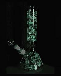 Schöne Beaker Tribe Glow Glasbong mit Eiskerben und passendem Head von Heisenberg zum Rauchen von Kräutern. 