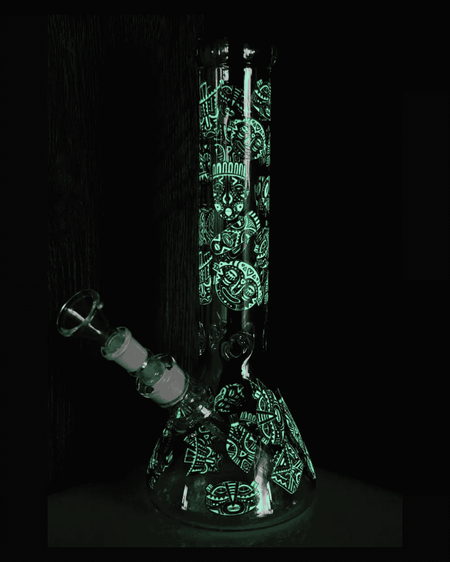 Schöne Beaker Tribe Glow Glasbong mit Eiskerben und passendem Head von Heisenberg zum Rauchen von Kräutern. 