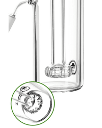 Nahaufnahme des Heisenberg Circ Vorkühlers mit integriertem Circ Perkolator in einer Glasbong.