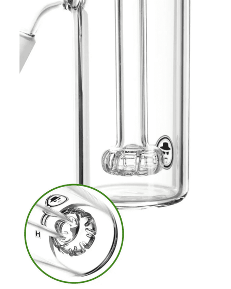 Nahaufnahme des Heisenberg Circ Vorkühlers mit integriertem Circ Perkolator in einer Glasbong.