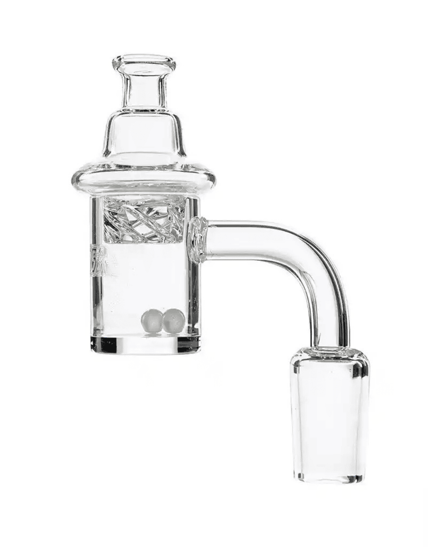 Nahaufnahme des Heisenberg Forge Dabbing Bangers mit 90-Grad-Anschlusswinkel aus Quarzglas
