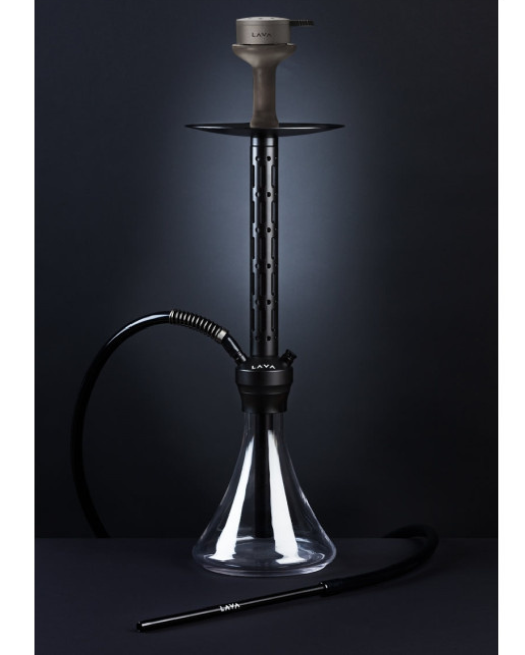 Gesamtansicht der Lava UNITED Shisha mit allen Komponenten, einschließlich Glas, Mundstück und Silikonschlauch.