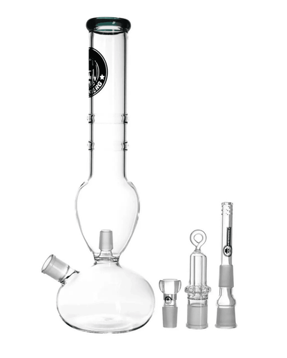 Nahaufnahme des austauschbaren Diffusor-Chillums der Mad Professor Heisenberg, das den ersten Schmutz im Wasser filtert.