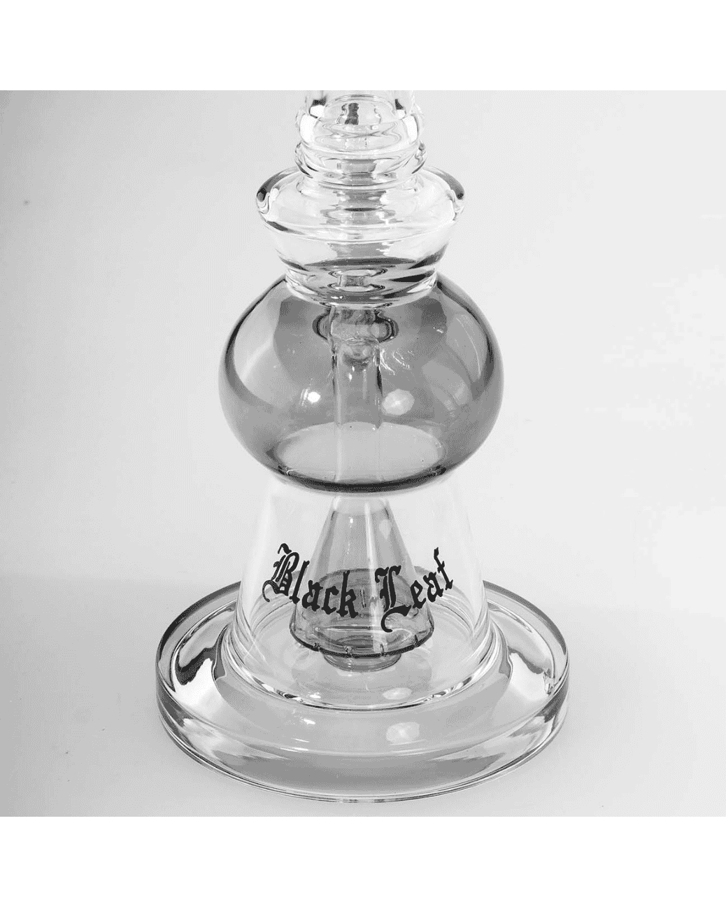 Detailansicht des Schlitzdiffusors der grauen Black Leaf Glasbong mit Perkolator