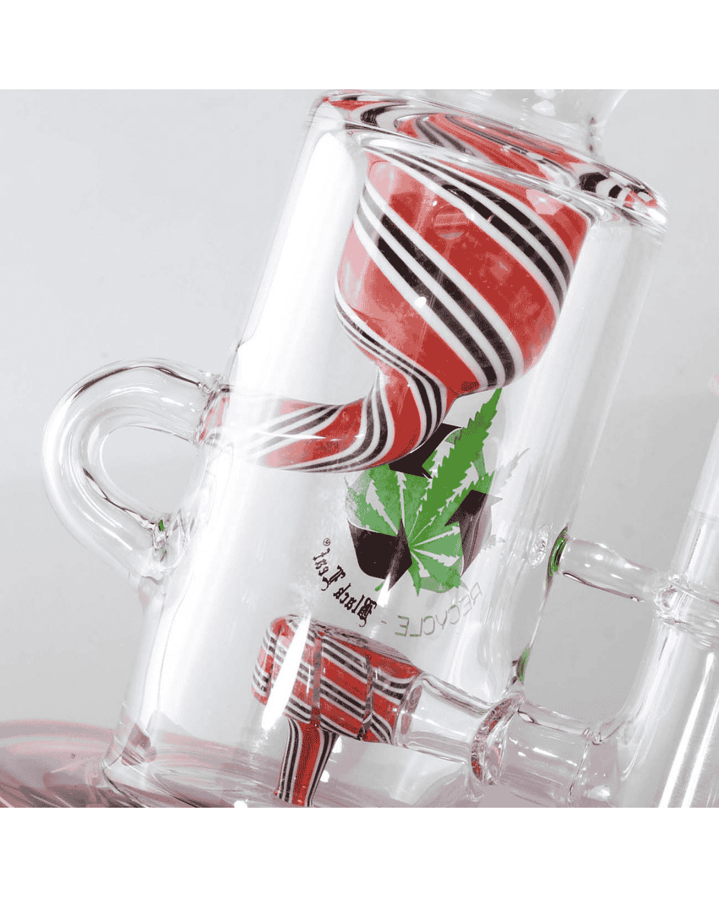 Detailansicht der Trommel- und Trichterperkolatoren in der Recycle Black Leaf Recyclebong