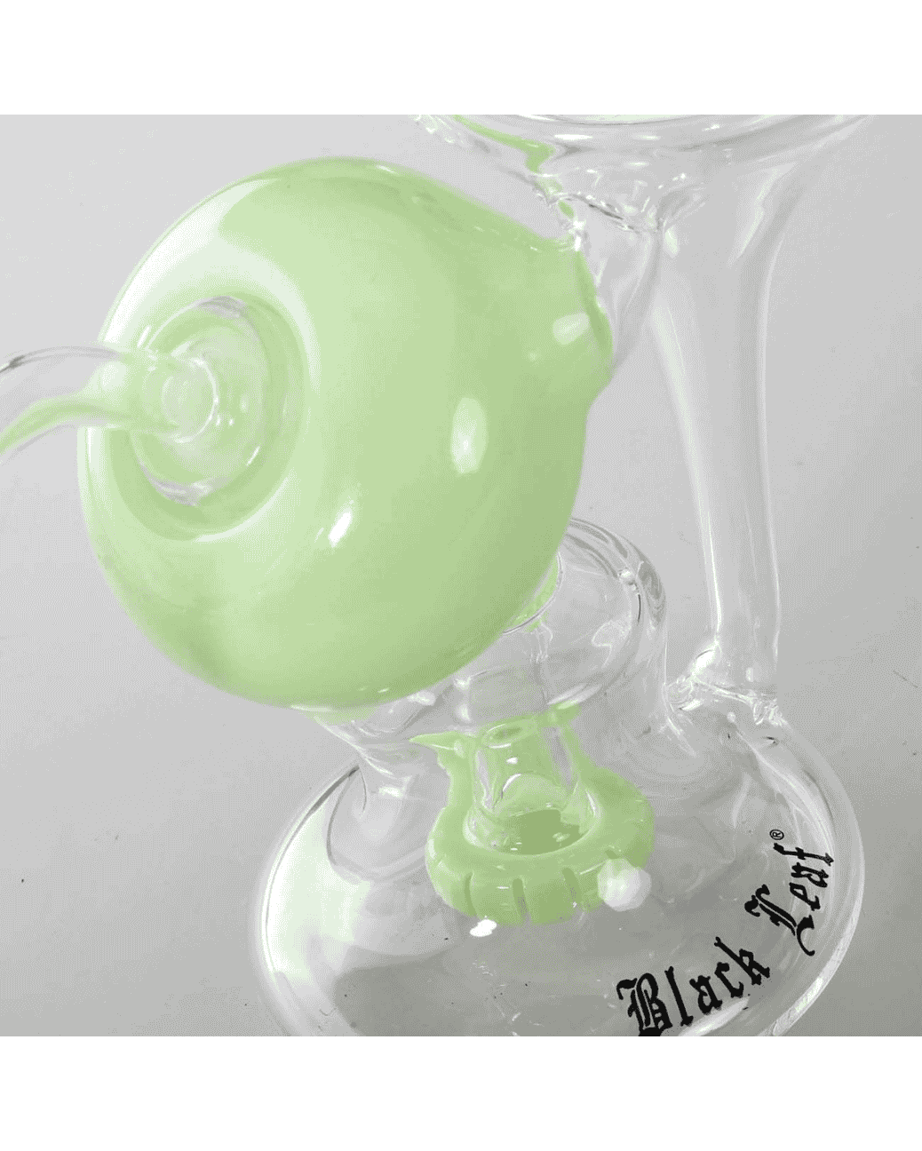 Seitenansicht der 165mm hohen Bong aus Borosilikatglas mit grünem Perkolator und NS 14 Anschluss
