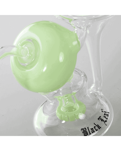 Seitenansicht der 165mm hohen Bong aus Borosilikatglas mit grünem Perkolator und NS 14 Anschluss