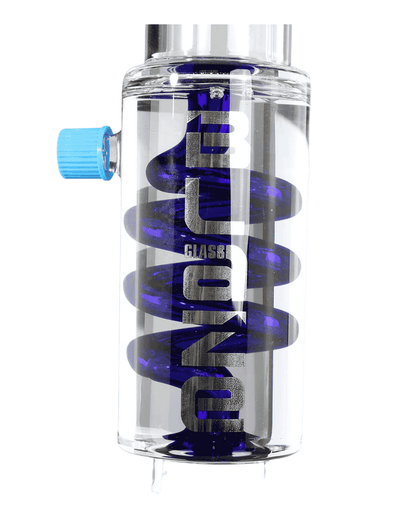 Detailaufnahme des blauen Spiralrohres mit Kühlflüssigkeit im Bong-Aufsatz von BLAZE Glass
