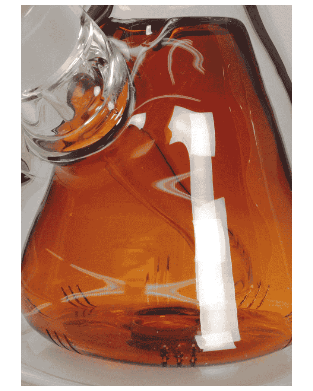 Amberfarbene Erlenmeyer Bong mit Diffusorkammer & Ice-Dornen von Black Leaf
