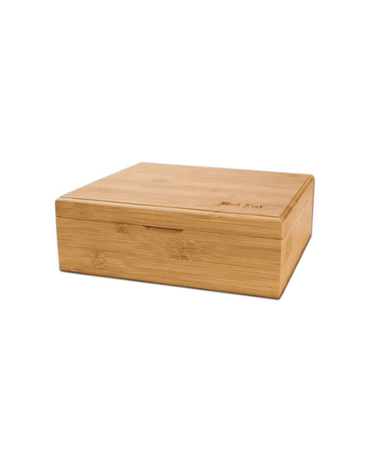 Geöffnete Black Leaf Stoner Box mit Drehform, Fächern und Siebschatulle