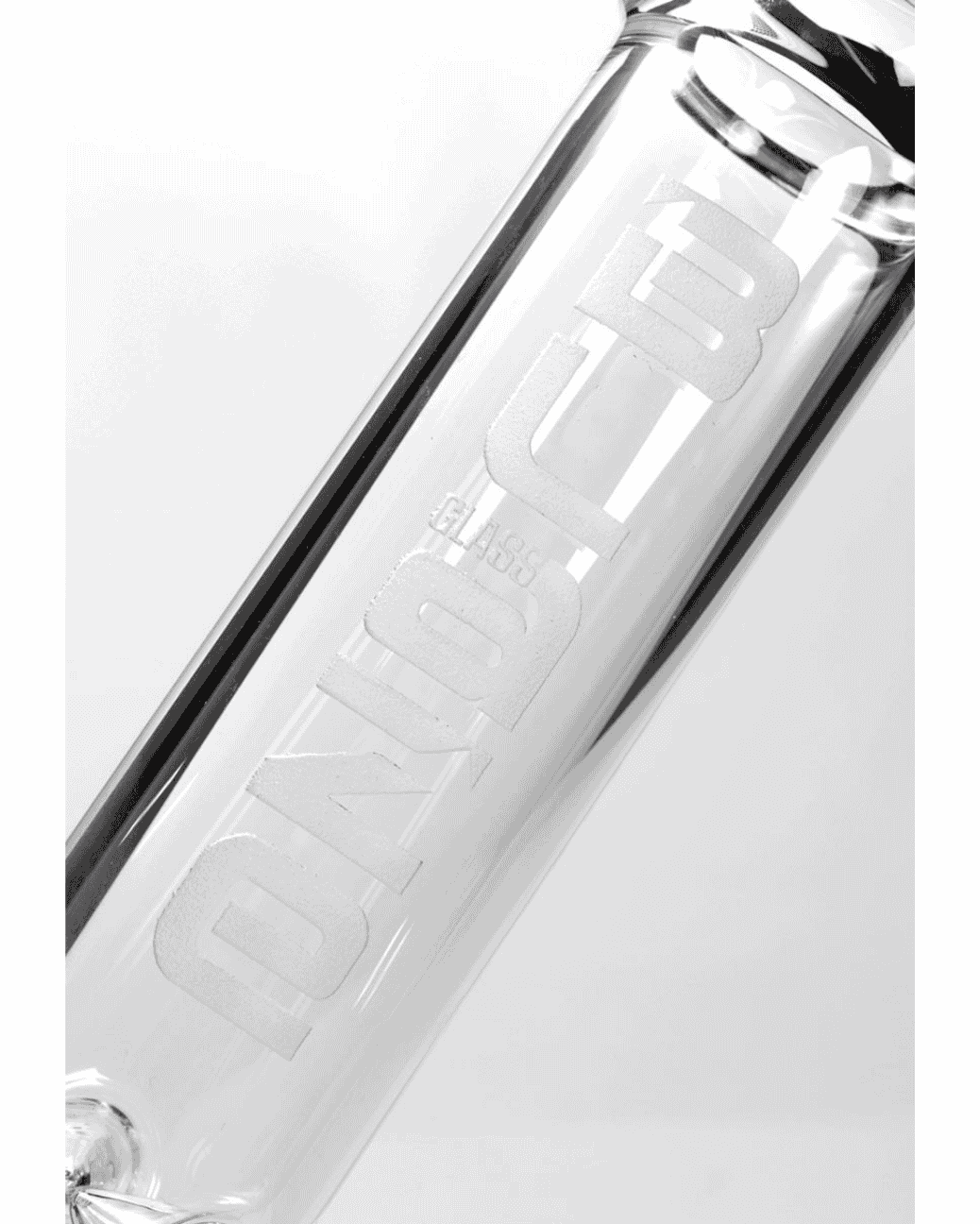 Sandgestrahltes BLAZE Logo auf dem Glaszylinder der Bong

