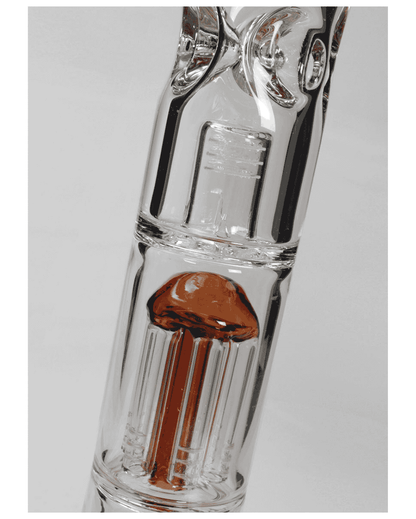 Detailansicht der Bong mit Kickloch und brennendem Skull-Design
