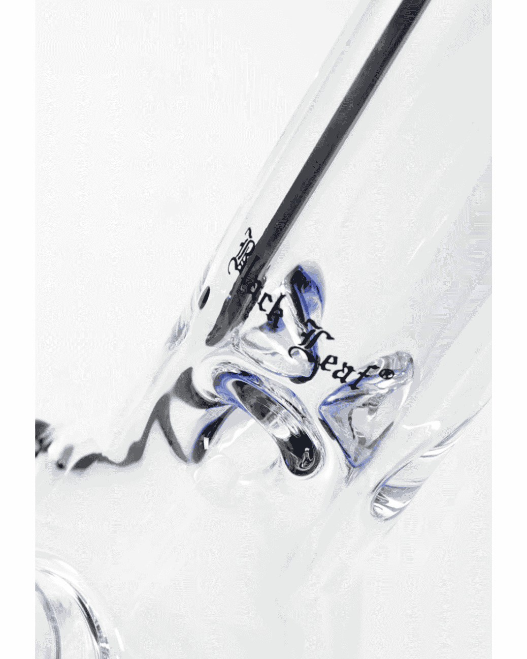 Klare und blaue Icebong mit Eisfach und Diffusor von Black Leaf