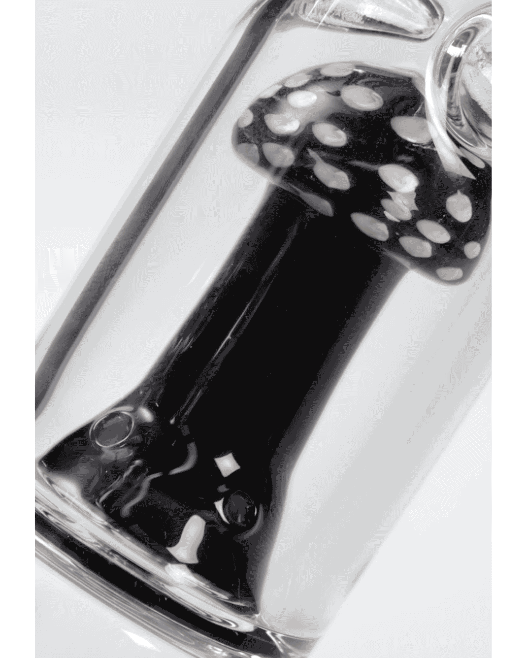 Detailansicht des Steckadapters mit Diffusorschlitzen in der Mushroom Bong